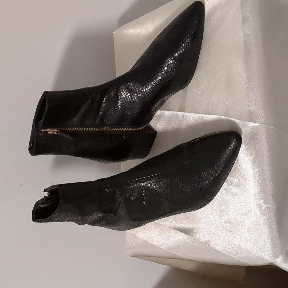 Zara Black Pointed Toe Ankle Boots with Side Zip